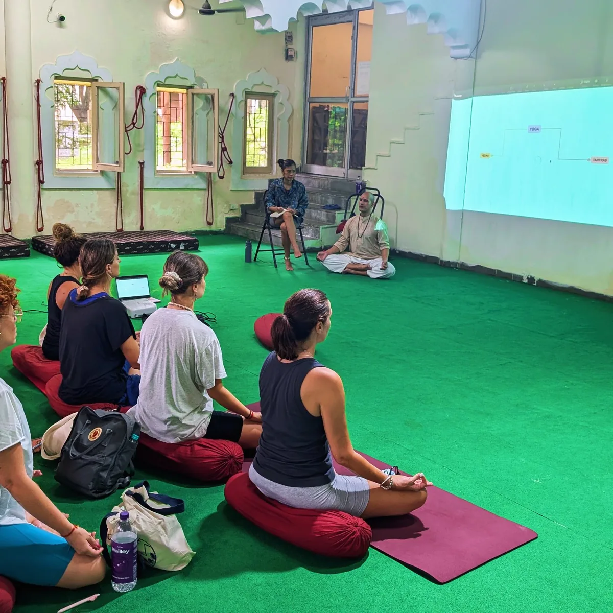 Profesora impartiendo una clase de yoga y meditación en la Rohit Yoga Academy.
