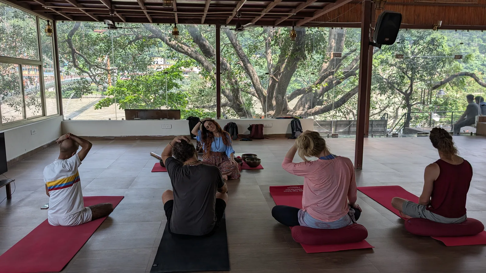 Rishikesh'te sessiz bir pranayama ve meditasyon uygulamasına başlayan öğrenciler.