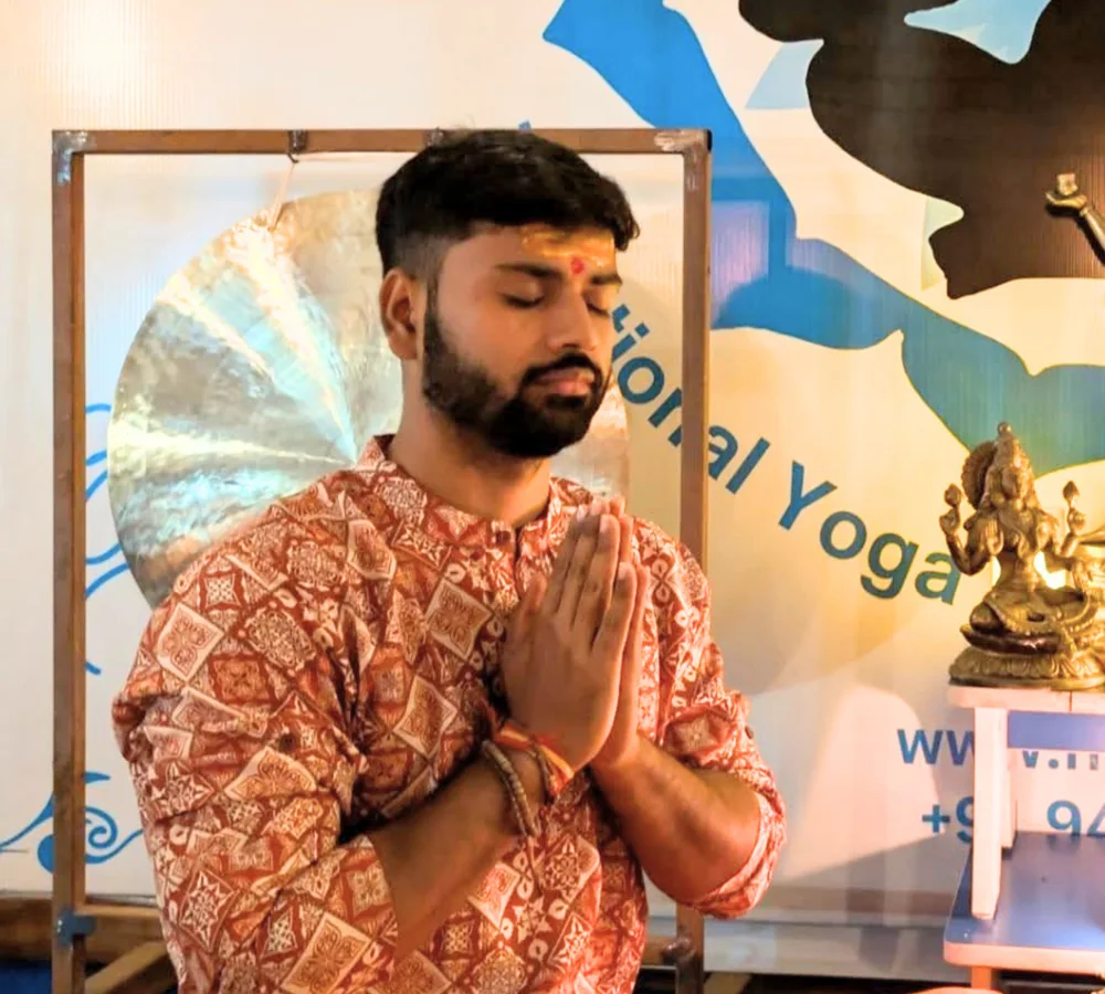 Rohit Tiwari, Rishikesh'te bir yoga öğretmenliği eğitim töreni öncesinde dua ederken.