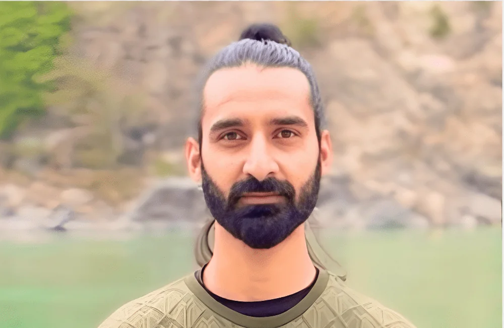 Yogi Prakash Bhatt, Rishikesh'te Ganj Nehri kıyısında.